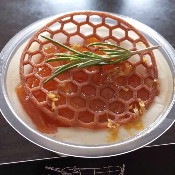 Dessert artisanal abricot rôti au miel et romarin