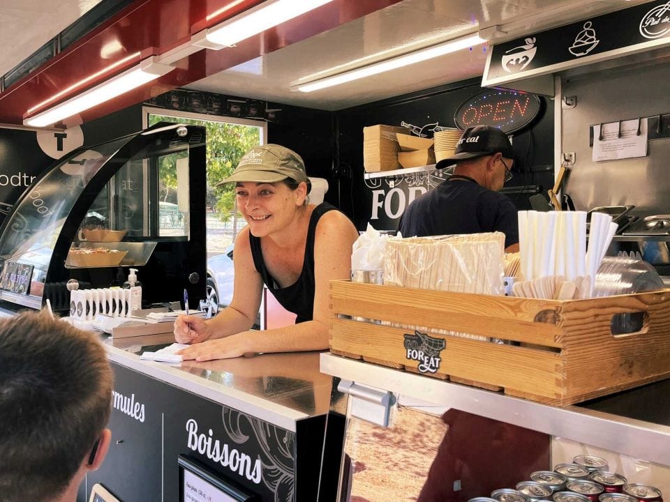 Préparation de plats dans notre cuisine mobile, engagement éco-responsable